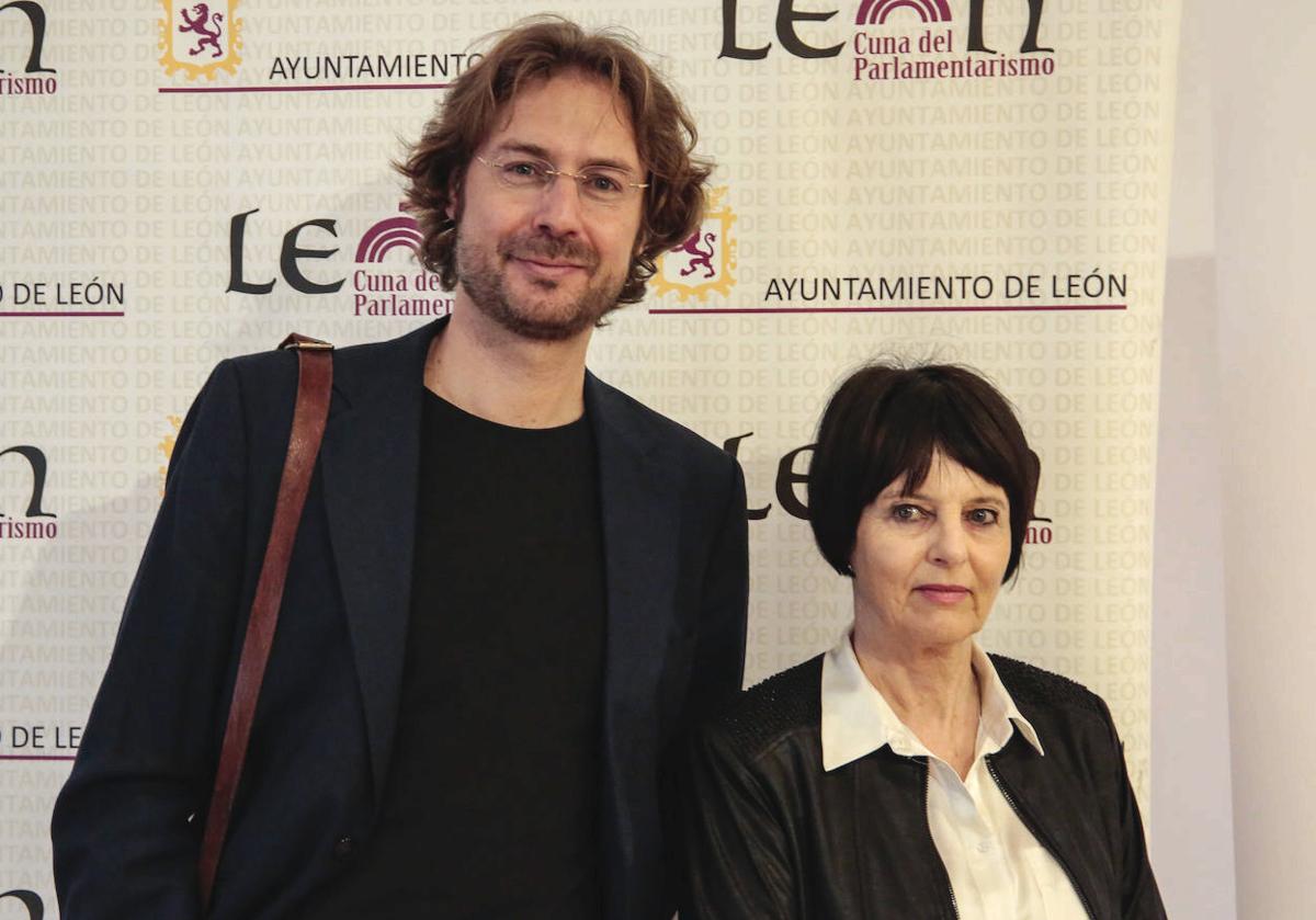 El director del Festival Internacional de la Palabra, Rafael Saravia junto a la escritora y ganadora del Premio Leteo Chantal Millard,