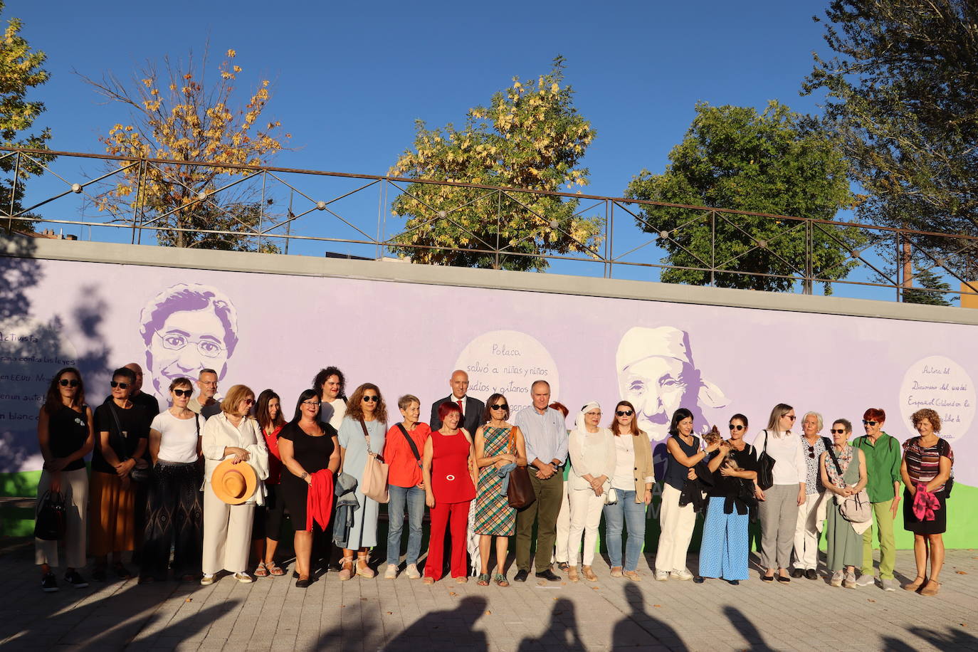 Foto de familia de asociaciones y autoridades políticas participantes para que el mural sea una realidad. 