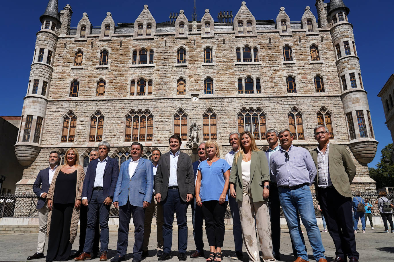 Mañueco apuesta por la atención directa y presencial en las delegaciones territoriales