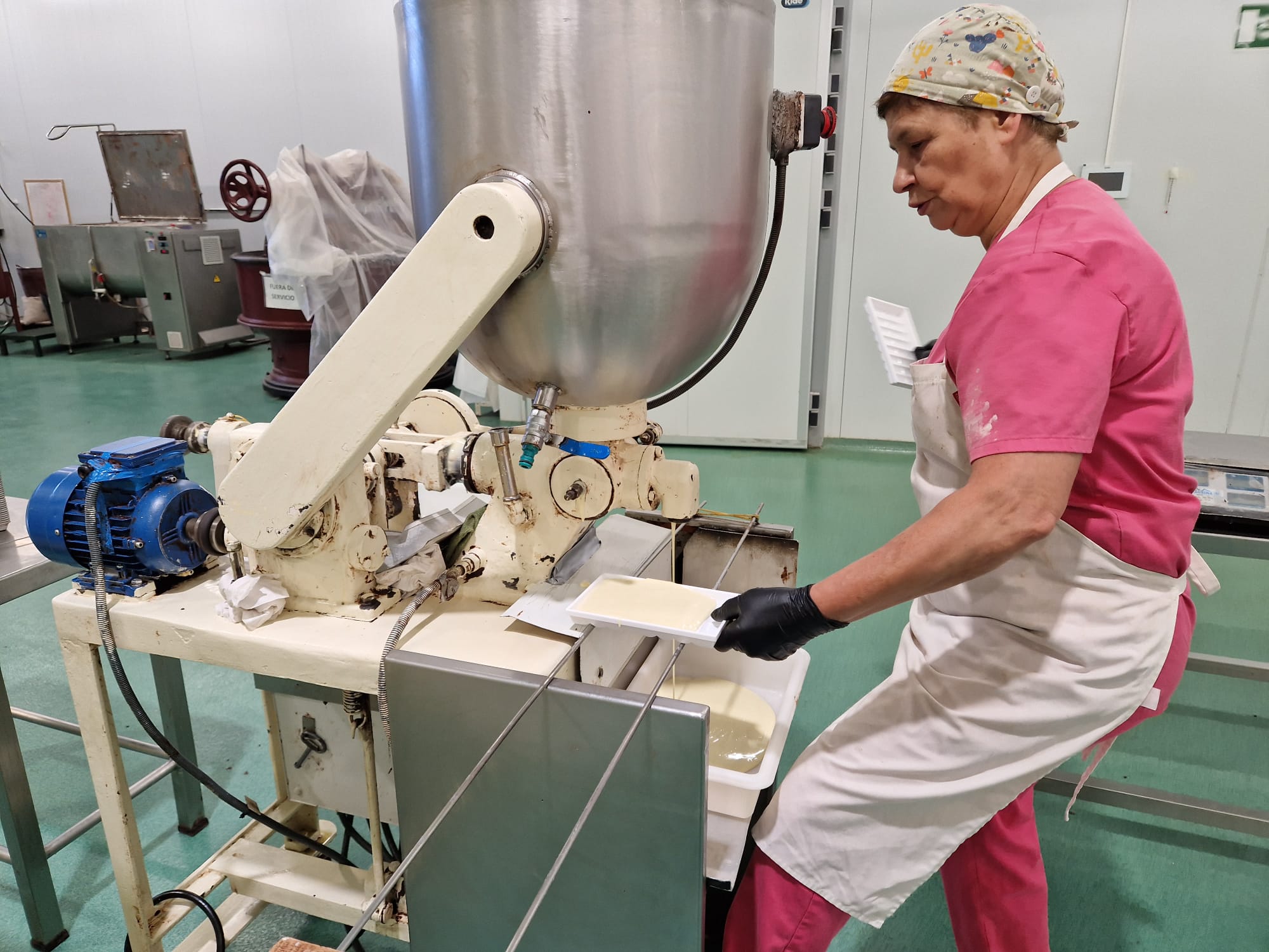 Una operaria de Chocolates Santocildes trabaja en la fábrica situada en Onzonilla.