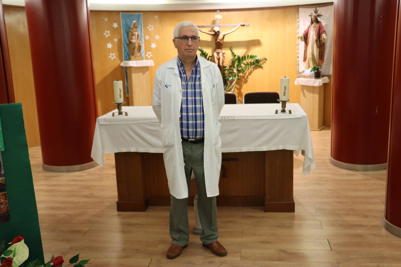 Jesús Crespo, coordinador del servicio de pastoral del Caule, delante del altar de la capilla.