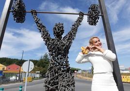 Lydia Valentín junto a una escultura en su pueblo.