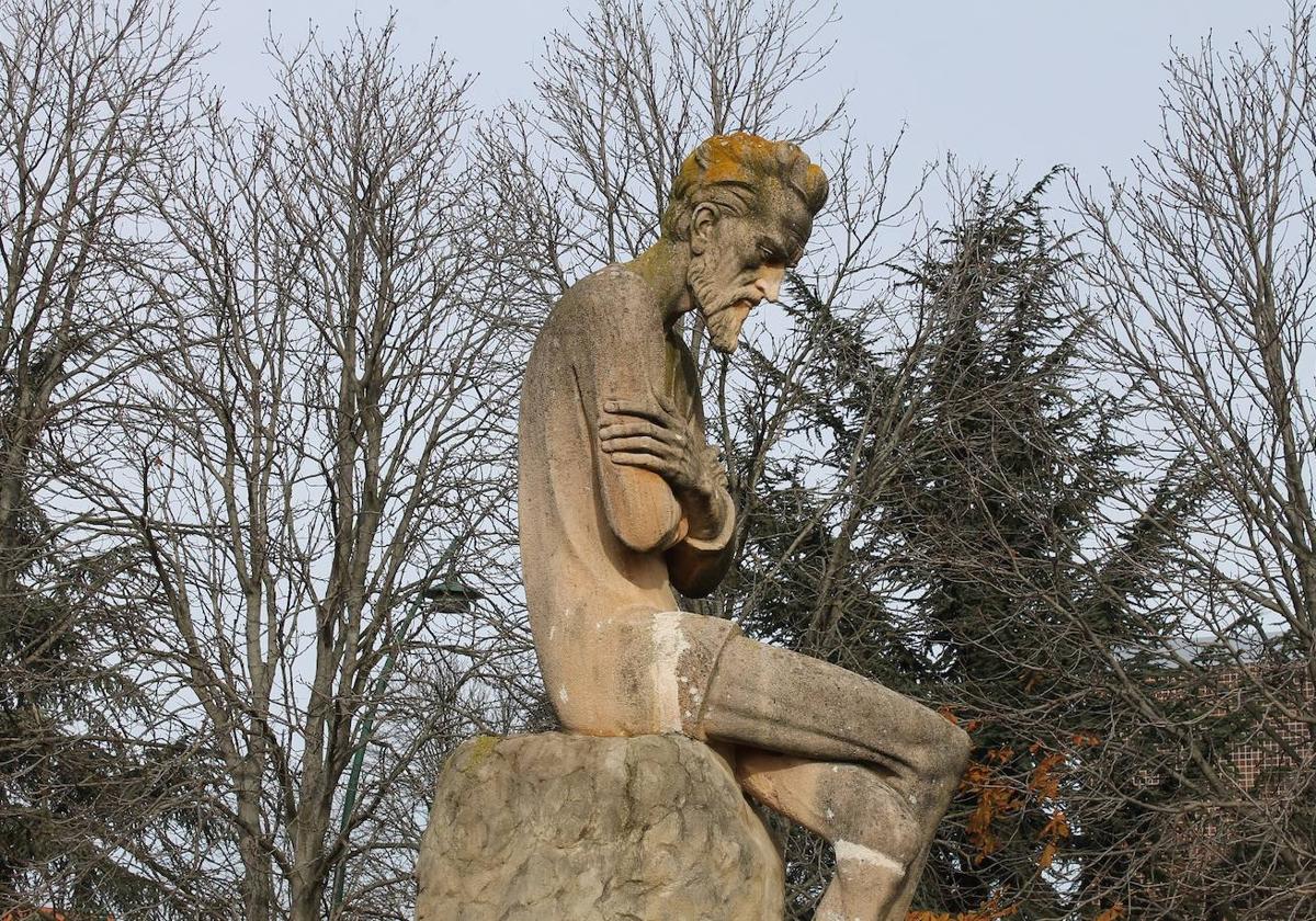 Estatua del pensador en el campus de Vegazana.