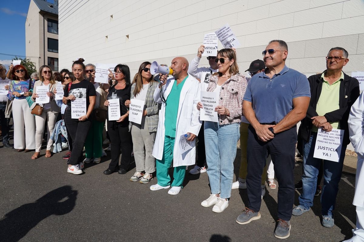 Concentración en apoyo a los celadores en huelga de hambre del centro de salud de Astorga