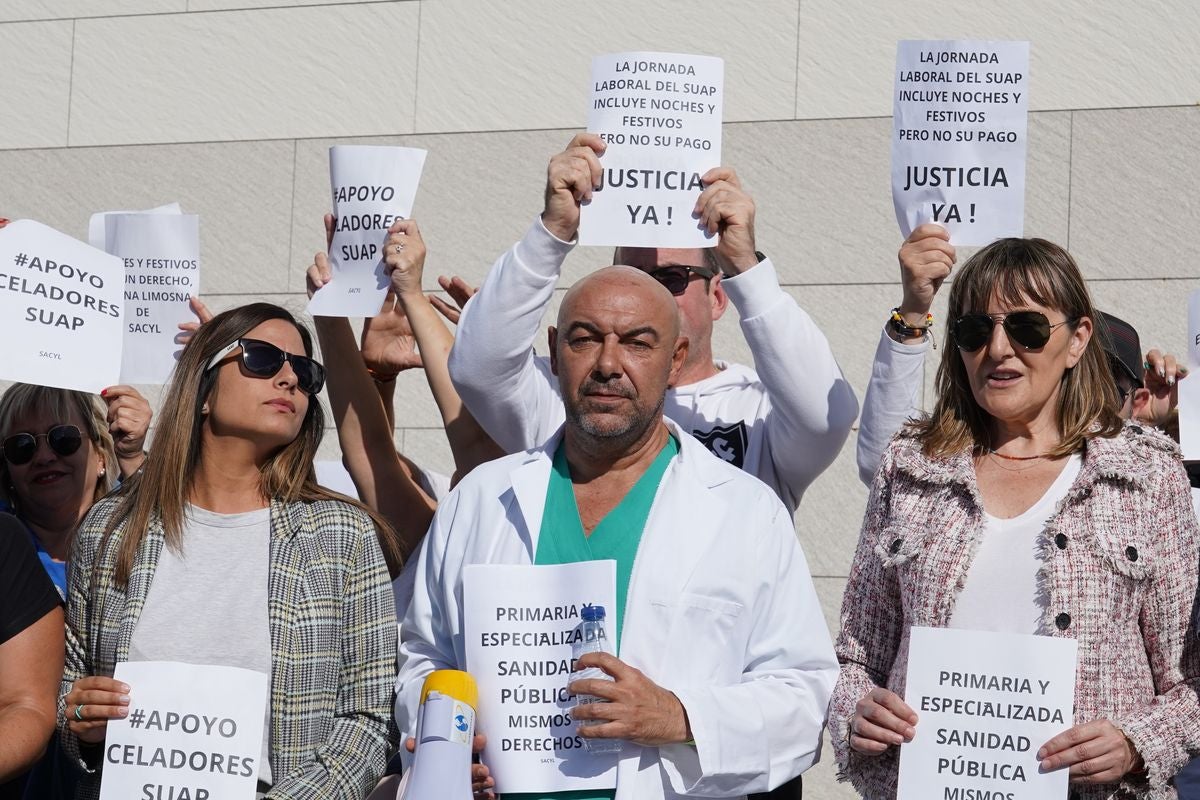 Concentración en apoyo a los celadores en huelga de hambre del centro de salud de Astorga