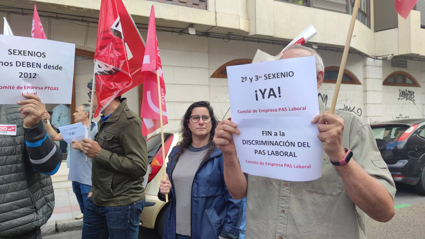 Los presentes en la concentración exigen el fin de la discriminación del PAS laboral.