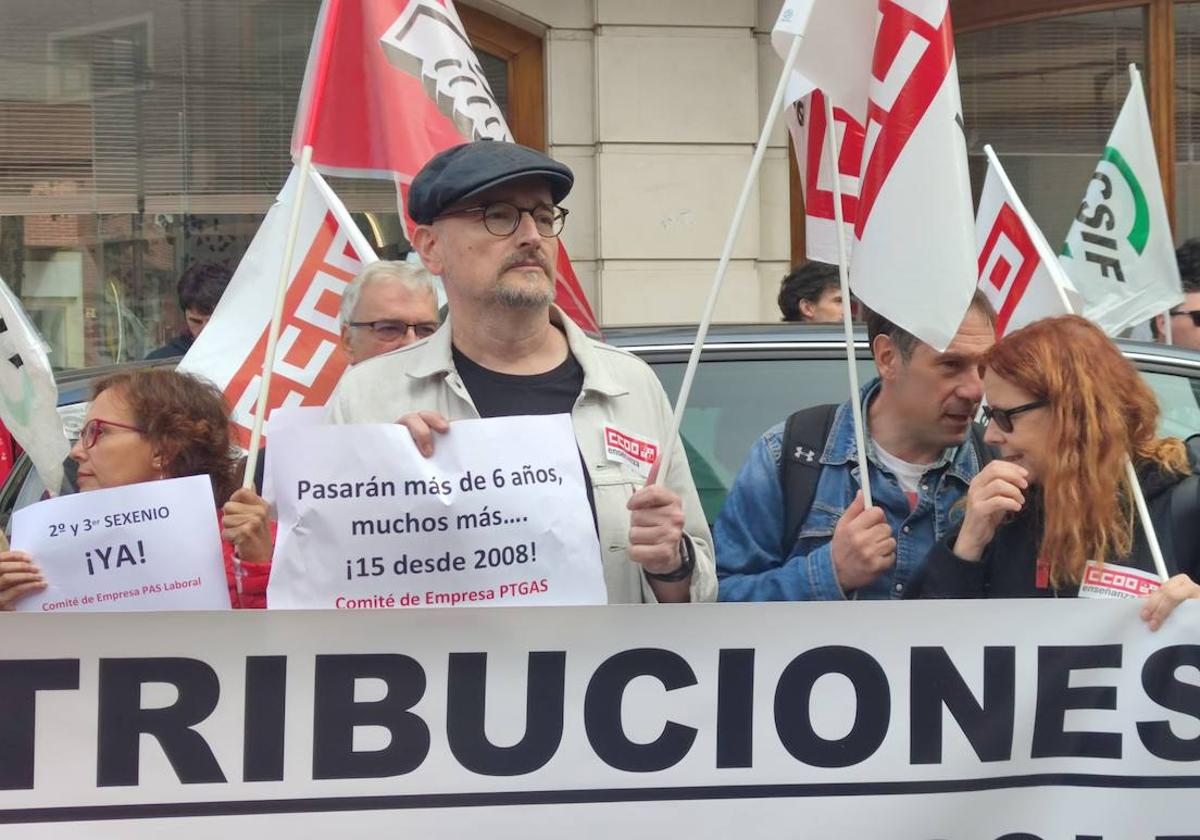 Más de medio centenar de los 350 trabajadores que conforman el grupo se concentraba en el marco de la inauguración del curso universitario