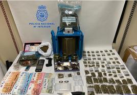 Los agentes incautaron distintas cantidades y tipos de droga, más de 3.000 euros en efectivo, varios artefactos para la distribución de droga y armas blancas al detenido.