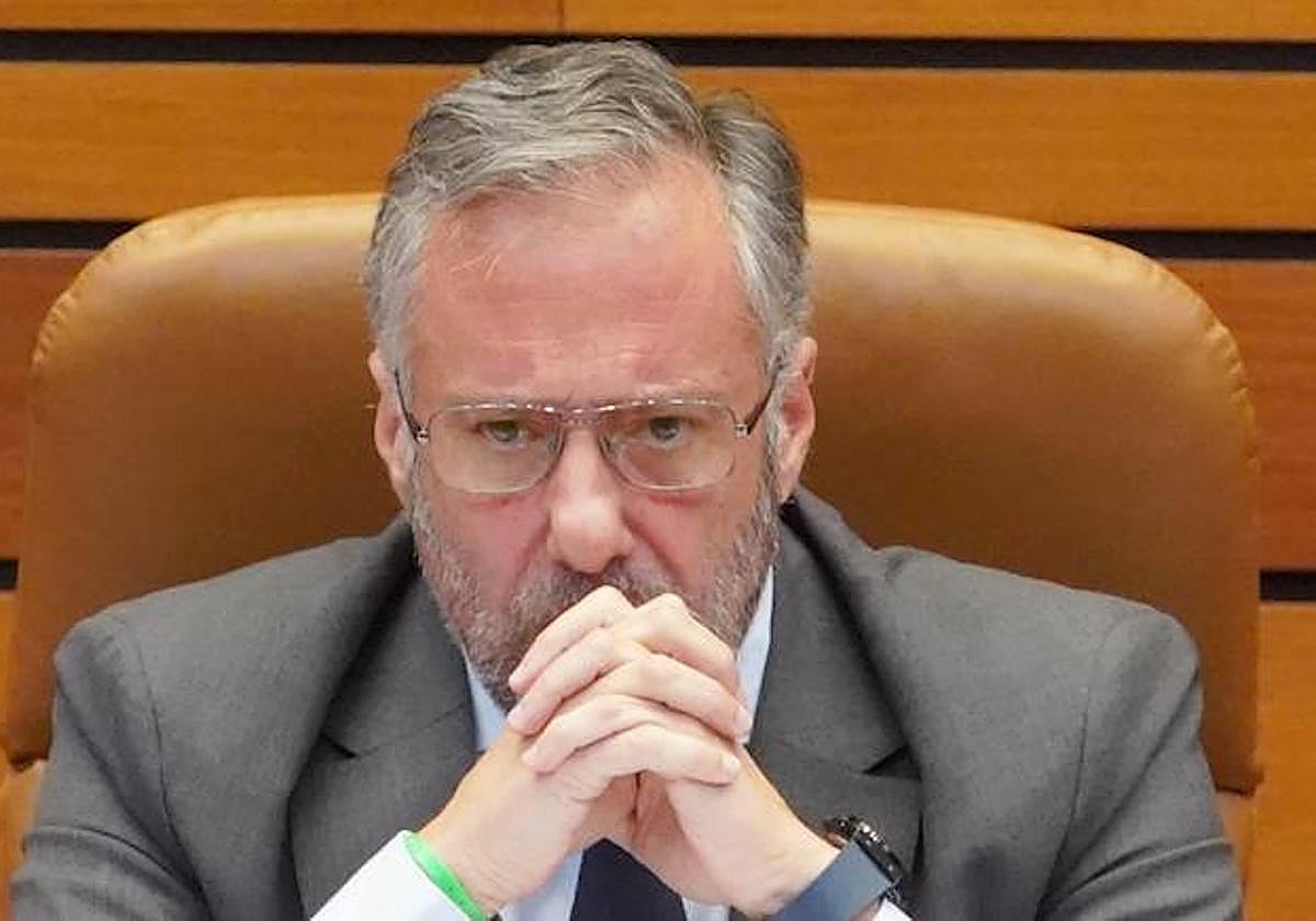 El presidente de las Cortes Carlos Pollán durante el Pleno de las Cortes