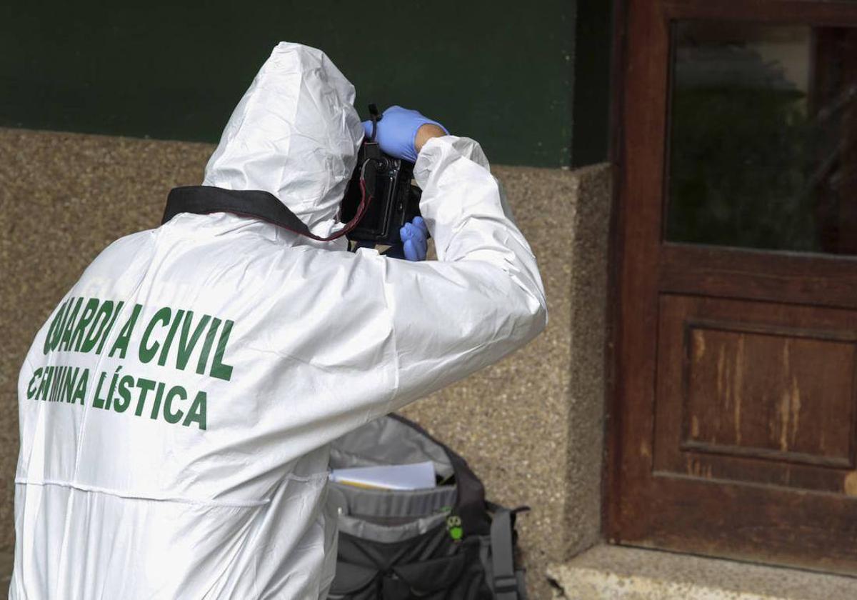 Toma de muestras de la Guardia Civil en el portal de la víctima.