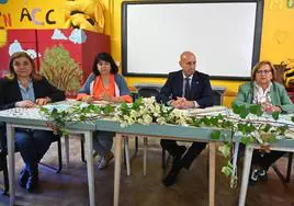 El alcalde de León con representantes de centros escolares.
