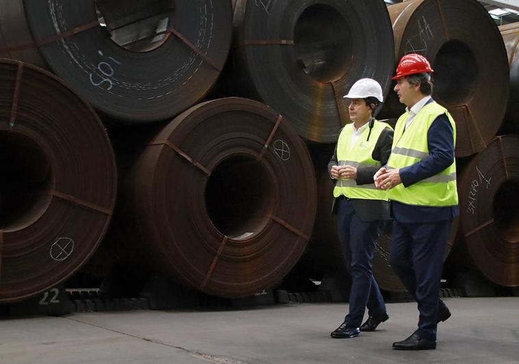 El presidente de la Junta, Alfonso Fernández Mañueco, visita la plata de Coated Solutions en Villadangos del Páramo.