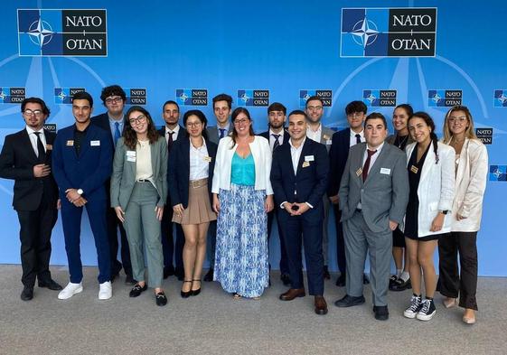 El leonés Daniel Arce, en el centro de la foto, en la sede de la OTAN junto a otros 15 universitarios de toda España.