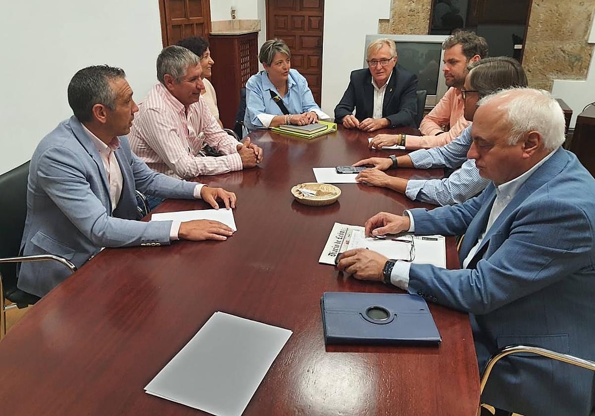 Reunión de los diputados provinciales del PP con la plataforma por el soterramiento del AVE de San Andrés del Rabanedo.