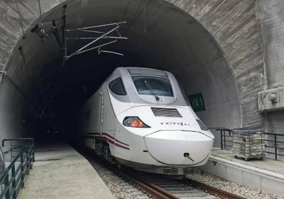 Imagen de archivo de un tren en uno de los túneles de la Variante de Pajares.