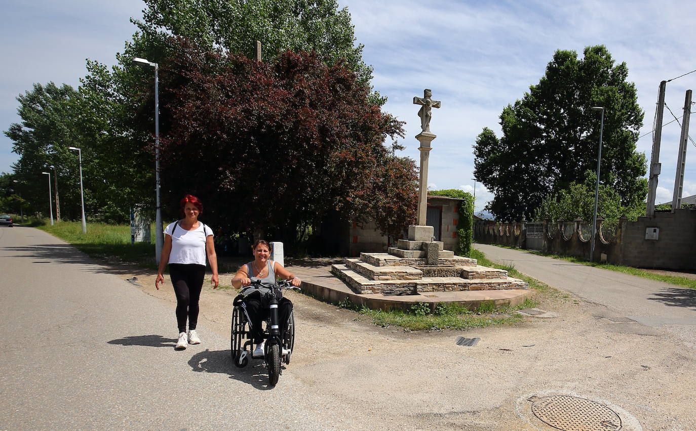 La peregrina Sabrina Tosolino realiza el Camino de Santiago en silla de ruedas