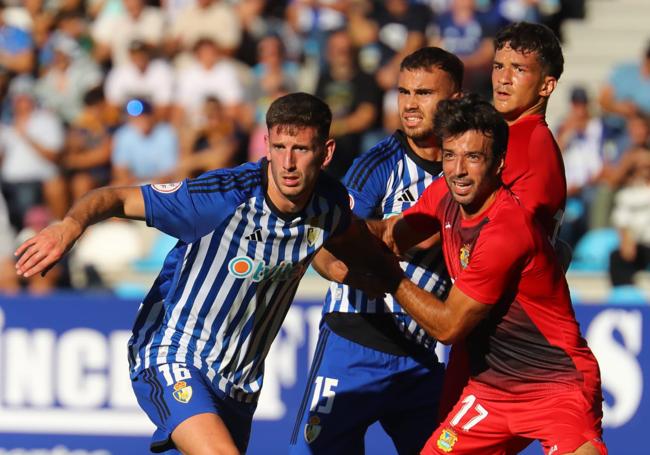 Markel y Leal pugnan en un saque de esquina.