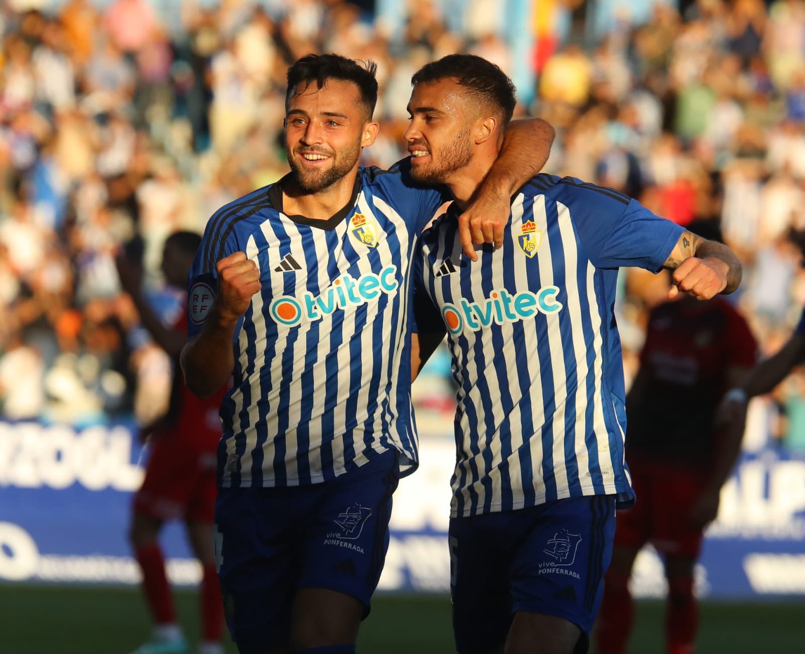 Kevin Sibille y Toni Leal celebran el gol del triunfo blanquiazul.