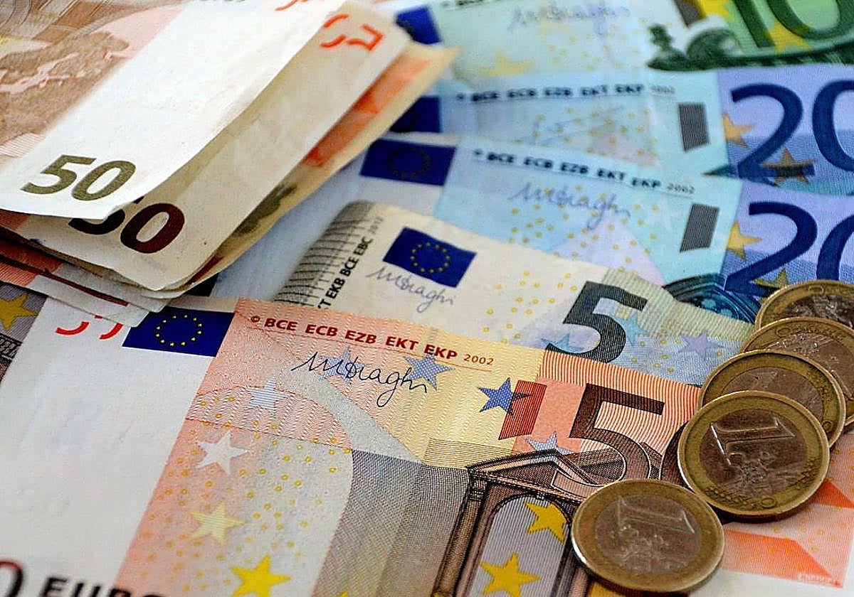 Imagen de archivo de varios billetes y monedas de euro.