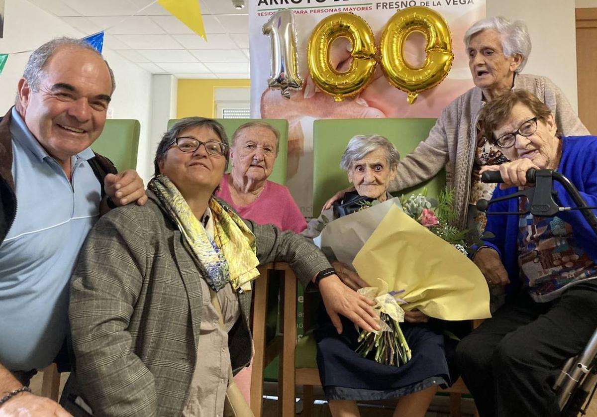 Marucha celebra su 100 cumpleaños en el pueblo de su corazón, Fresno de la Vega