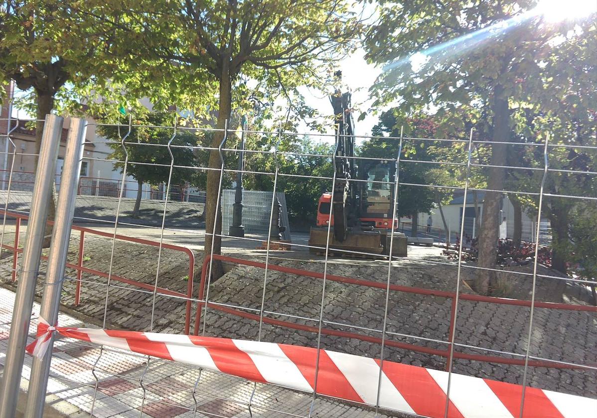 Obras en la plaza Mayor de Navatejera.