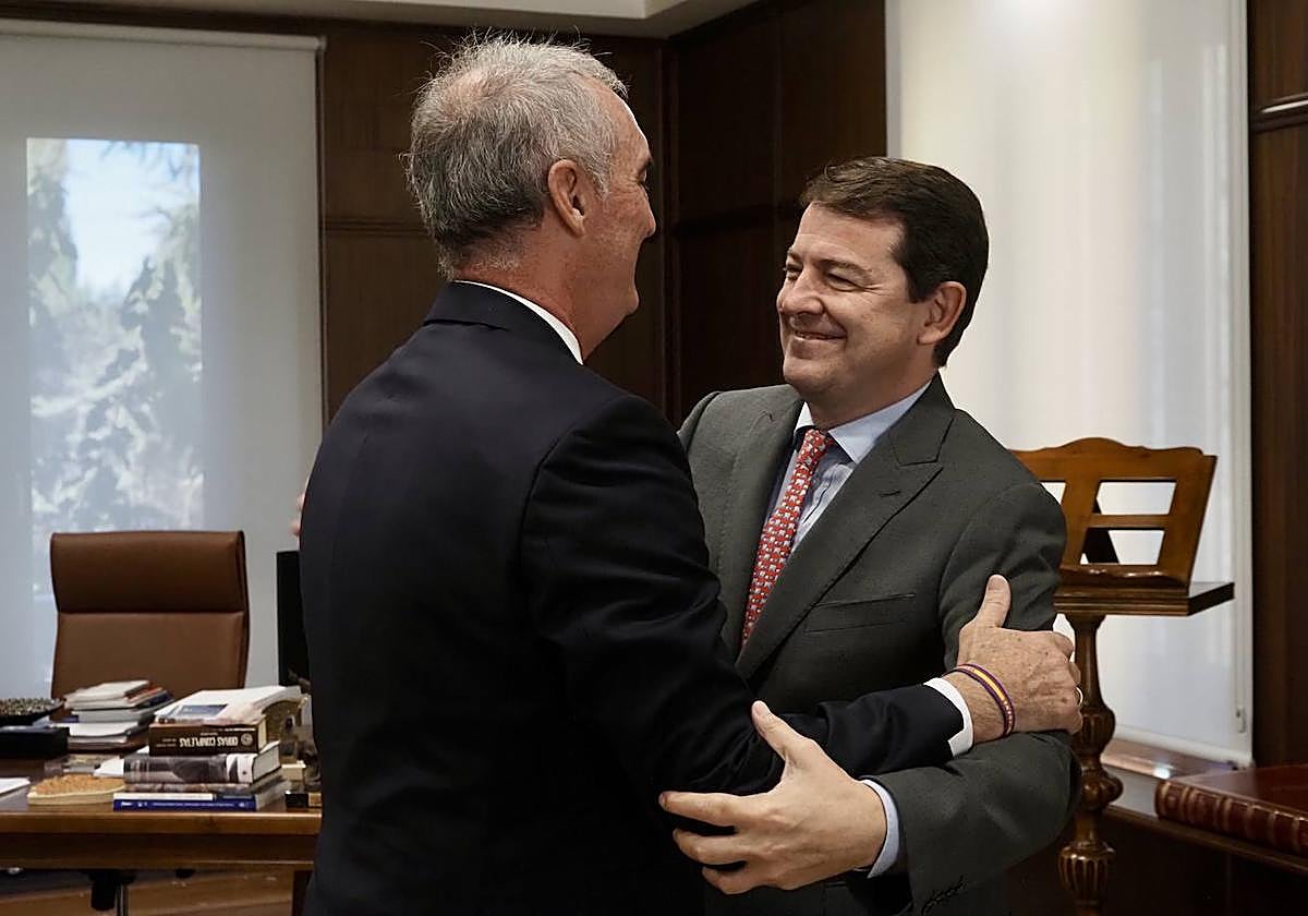 El presidente de la Junta de Castilla y León, Alfonso Fernández Mañueco, mantiene un encuentro con el alcalde de Segovia, José Mazarías Pérez.