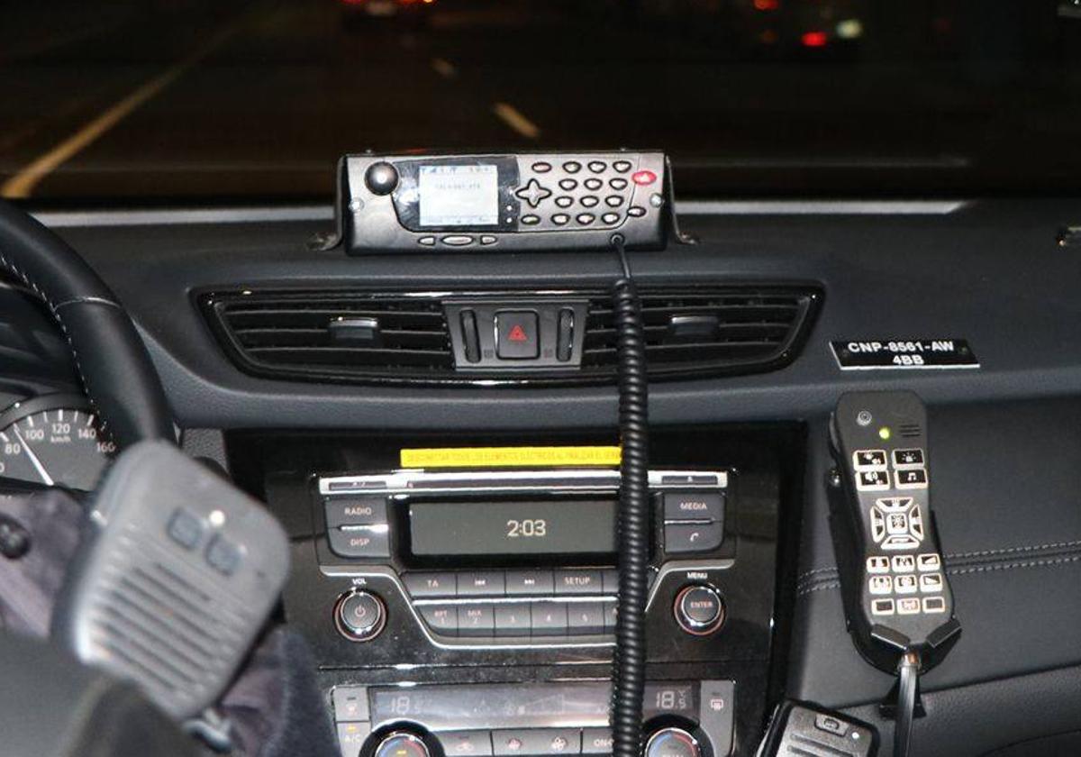 Interior de un coche de la Policía Nacional en León.