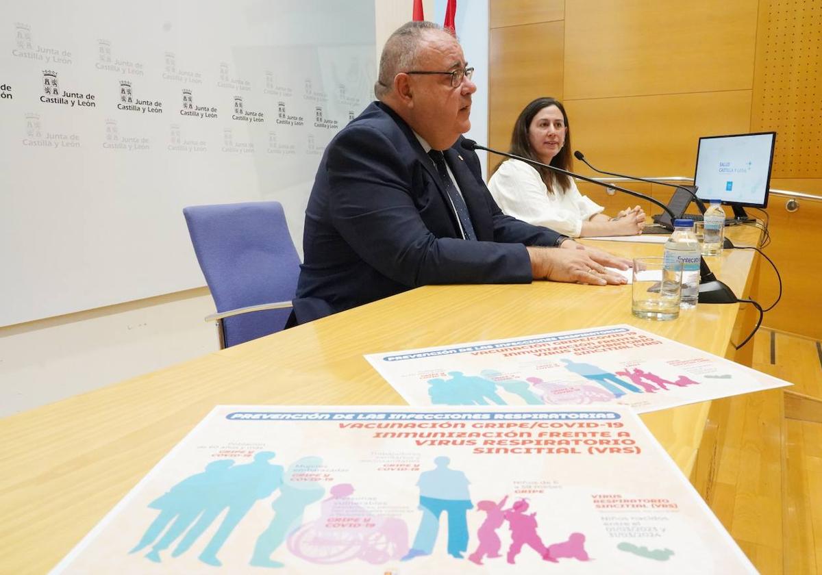 El consejero de Sanidad, Alejandro Vázquez Ramos, informa sobre la estrategia de inoculación de la quinta dosis frente a la COVID-19 en Castilla y León, la campaña autonómica 2023 de vacunaciones sistemáticas frente a la gripe y la inmunización frente al virus respiratorio sincitial.