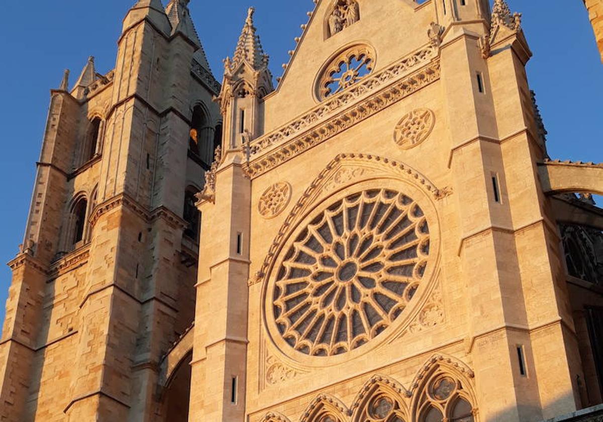 Detalle del rosetón de la Catedral de León.