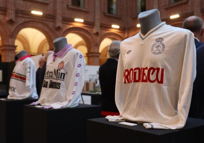 Camisetas de distintas épocas aparecen en la exposición.