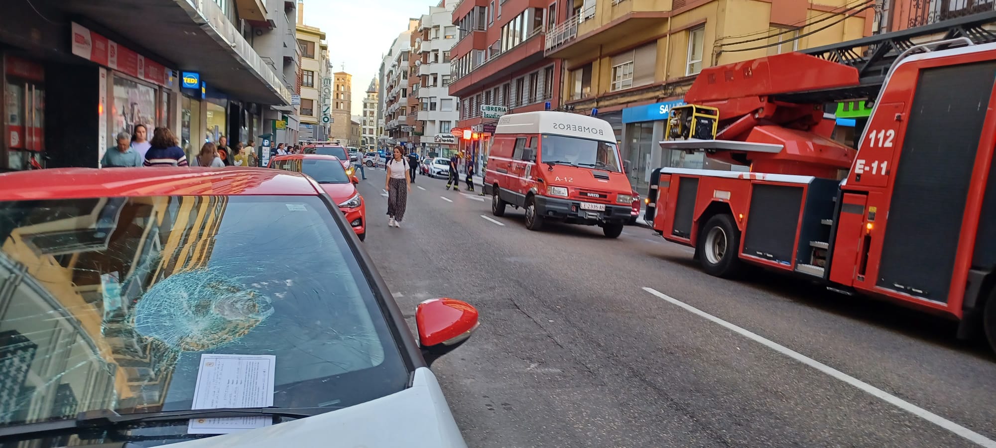 El desprendimiento causa daños en un vehículo.