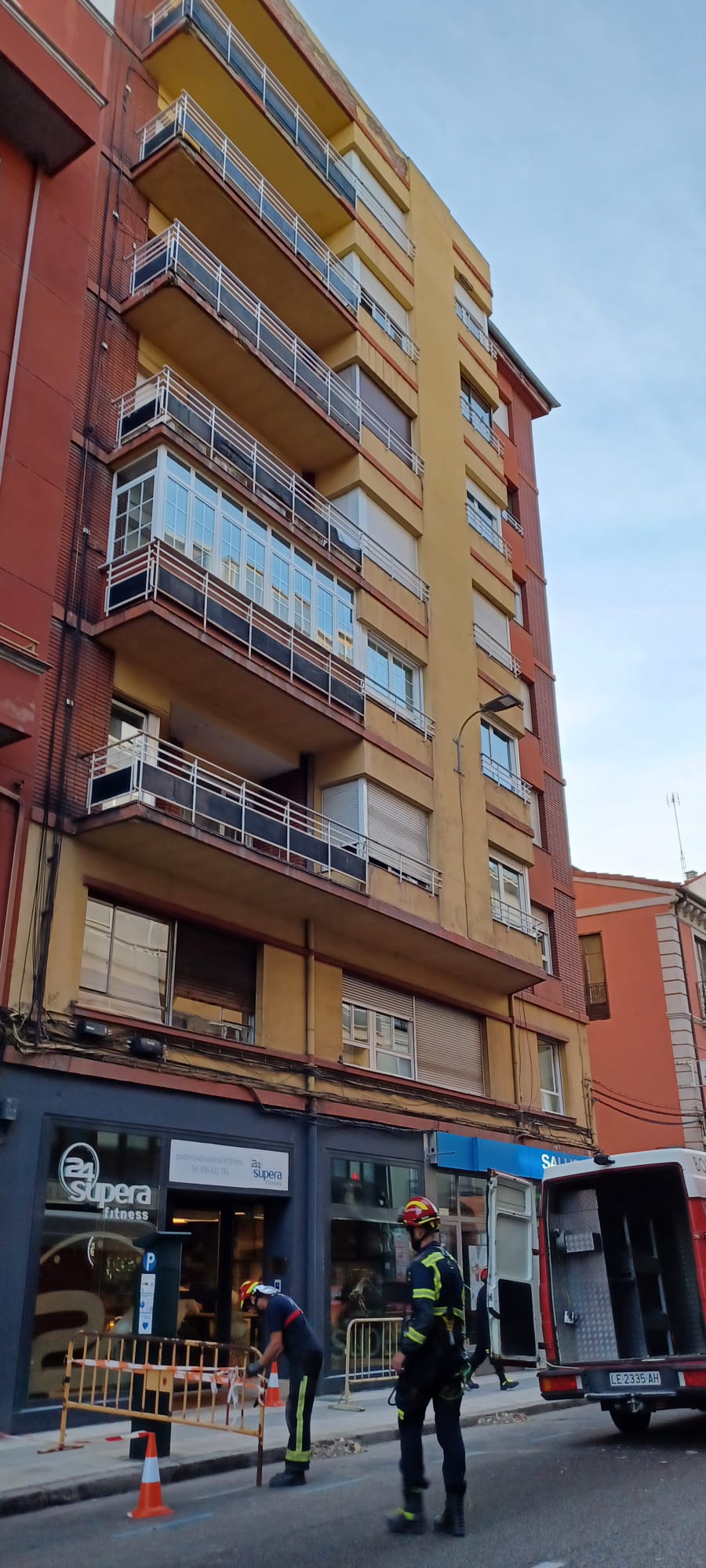 Dos bomberos durante su trabajo en el incidente de Padre Isla. 