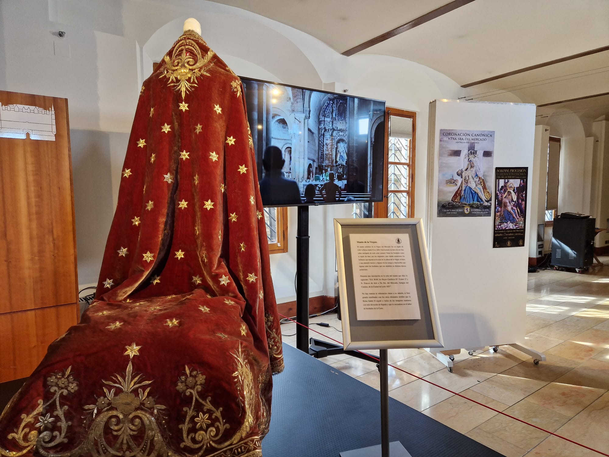 El Ajuar de la Virgen que se muestra es el único ajuar en León donado por la Casa Real Española.