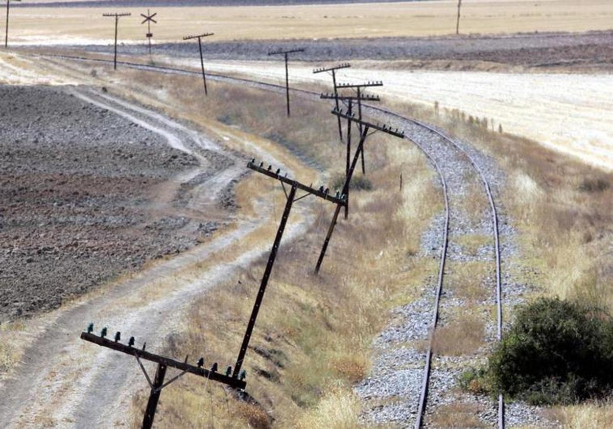 Vías de la línea Ruta de la Plata, cerrada desde 1985.