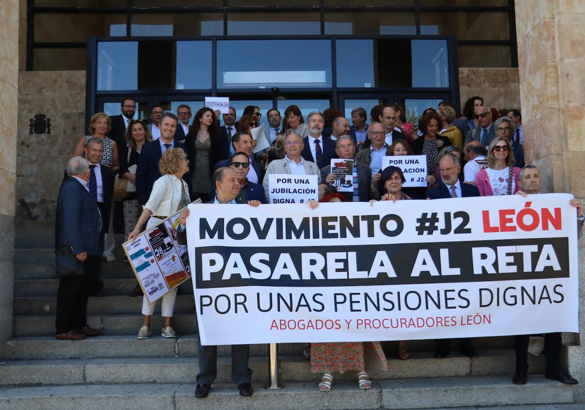 Abogados frente a los juzgados de León reclaman pensiones dignas.