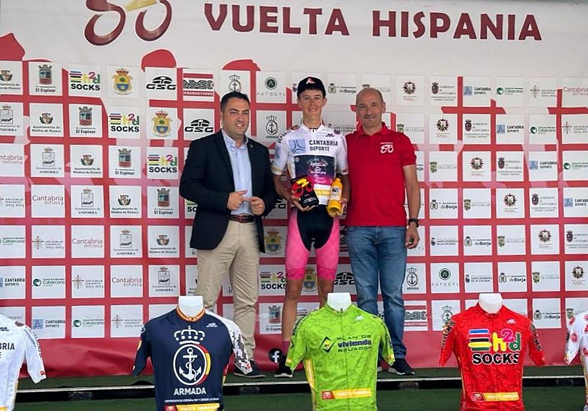 Guillem Bel recibe el maillot blanco de vencedor en la clasificación sub21 y el trofeo de la edición 2023 de la Vuelta Hispania.