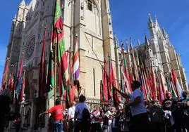 Los pendones concejiles en la plaza de Regla.