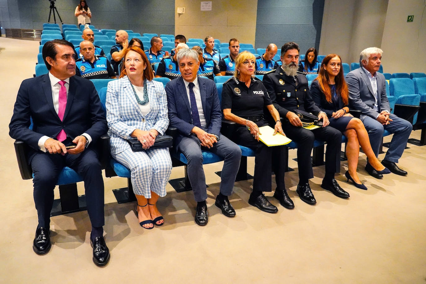 Imagen secundaria 1 - El consejero de Medio Ambiente, Vivienda y Ordenación del Territorio, Juan Carlos Suárez-Quiñones, asiste al Encuentro de Policías Locales de Castilla y León que se celebra en la capital leonesa.