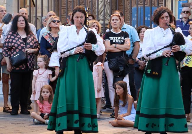 Dos gaiteras del grupo Castro Bérgidum de Ponferrada durante el recital.