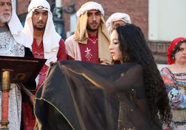 Los representantes del Emir de Córdoba observan a una de las sotaderas durante su danza.