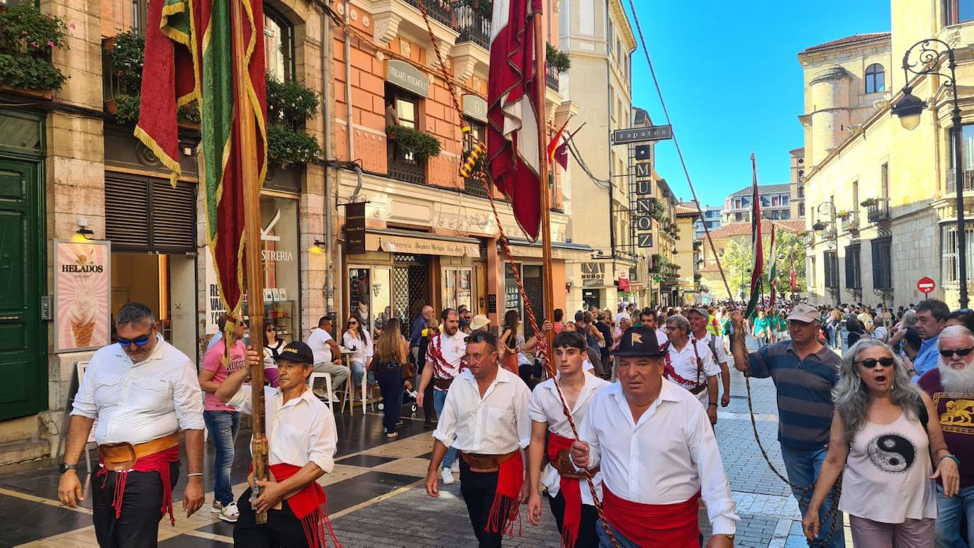 Desfile de pendones en León