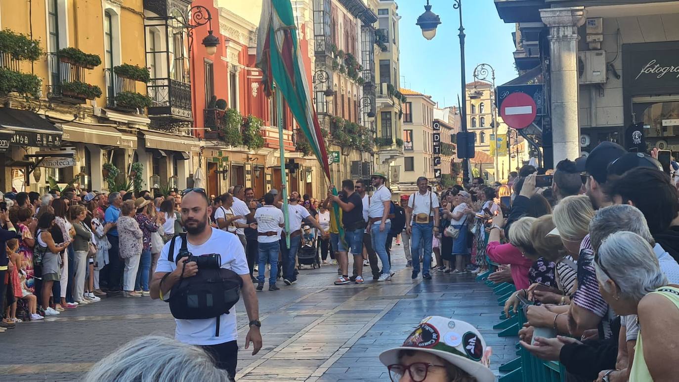 Desfile de pendones en León