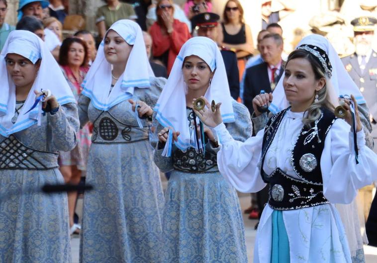 La nueva sotadera guía a las doncellas durante la ceremonia de las Cantaderas.