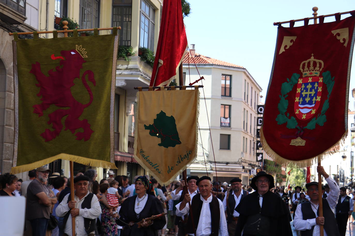 Desfile de pendones en León