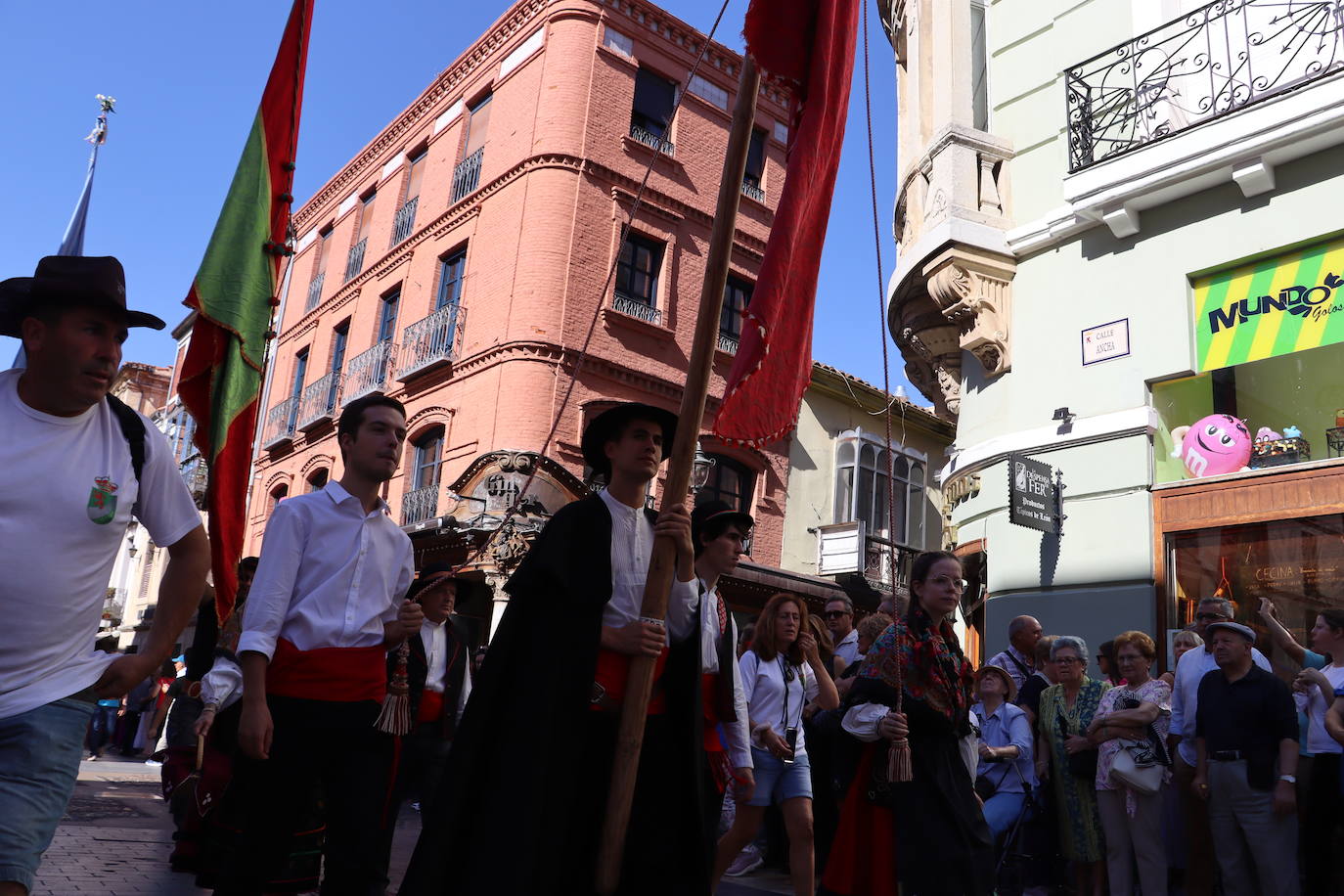 Desfile de pendones en León