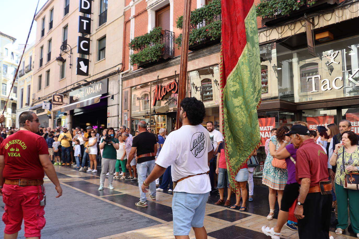 Desfile de pendones en León