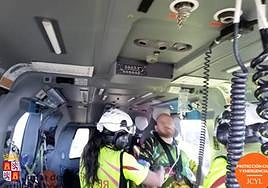Momento de la intervención del servicio de emergencias ya en el helicóptero.