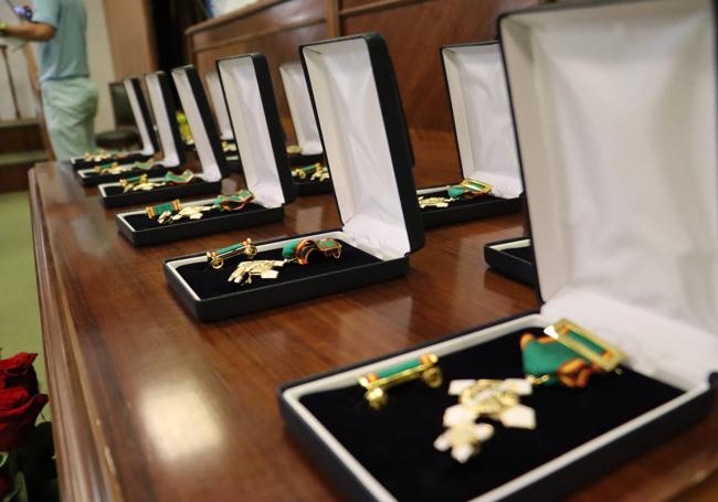 Medallas con las que se condecoró a los policías de León.