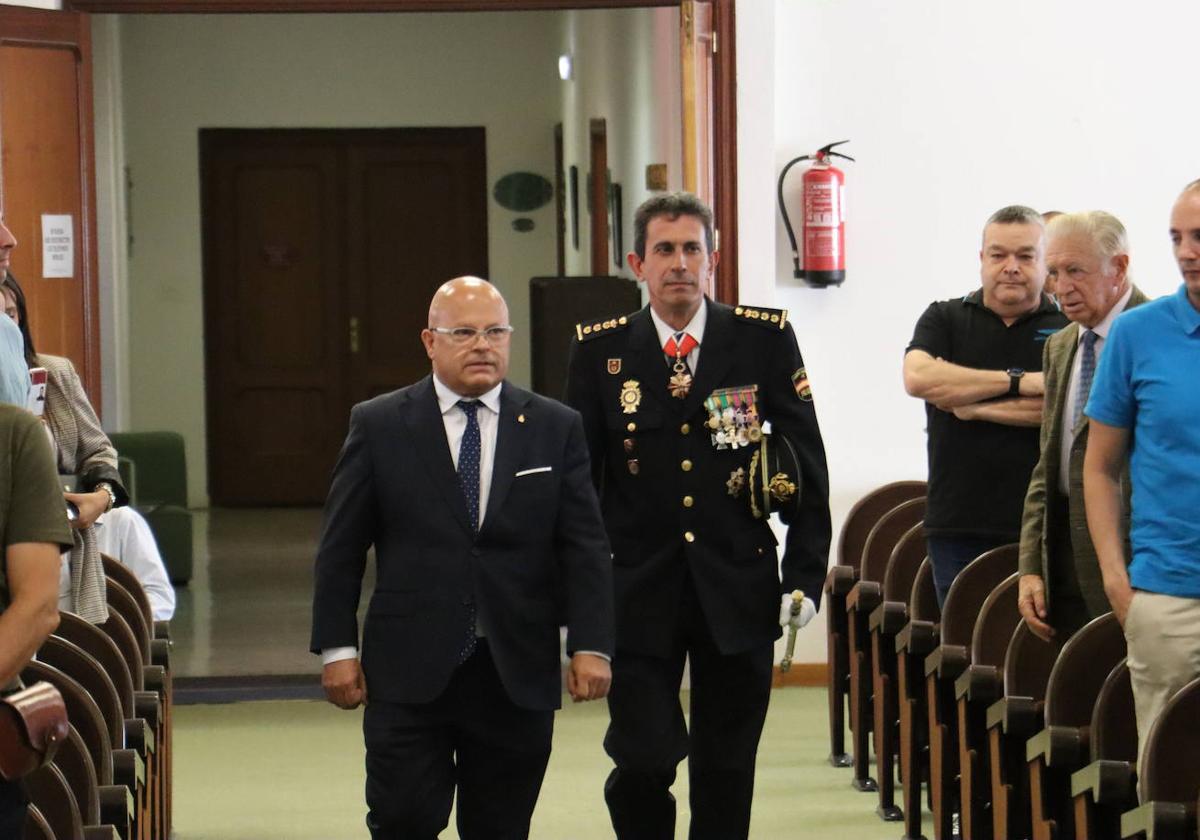 Faustino Sánchez, subdelegado del Gobierno, y Ángel de Diego, comisario jefe de la provincia de León, en la festividad de los Ángeles Custodios.