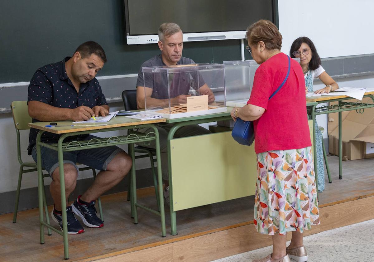 Imagen de una mesa electoral.